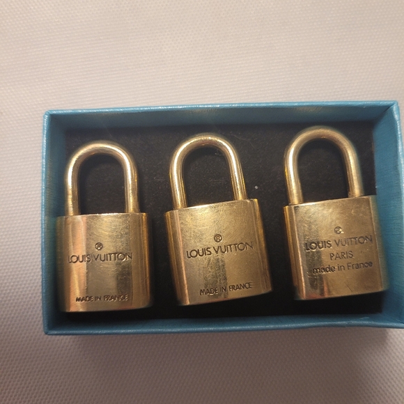 1 Preowned Louis Vuitton Gold Brass Padlock NO KEY #300s - Picture 3 of 10